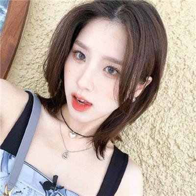 坐推土机的少女